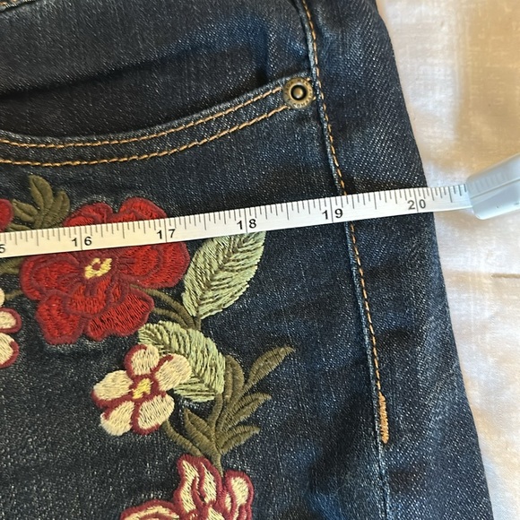 Soho New York & Co relaxed fit embroidered jeans - Picture 10 of 10